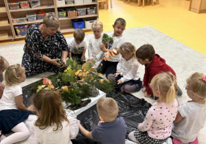 Dzieci oglądają drzewa i stworzoną makietę