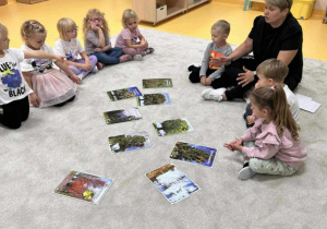 Nauczyciel opowiada o rodzxajach drzew rosncych w lesie