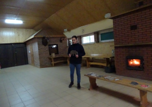 Dzieci poznają zwierzata mieszkające w lesie- niedźwiedź