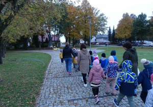 Dzieci idą pod pomnik Jana Pawła II