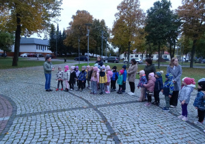 Nauczyciel wyjaśnia dzieciom kim był Jan Pawł II