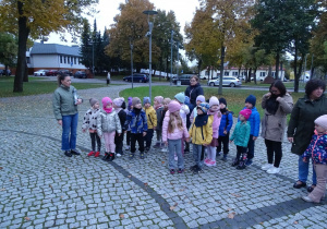 Grupa Słoneczka i Jeżyki pod pomnikiem Jana Pawła II