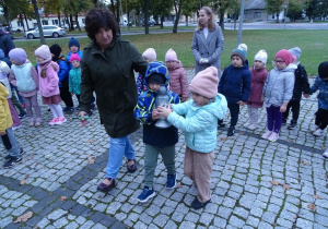 Dzieci z grupy Jeżyki niosą znicz dla Jana Pawła II