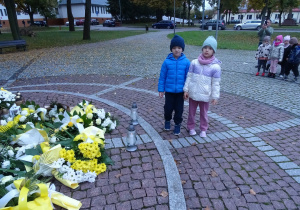 Dzieci z grupy Słoneczka postawiły znicz pod pomnikiem Jana Pawła II