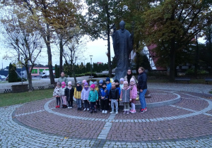 Wspólne zdjęcie grupy Słoneczka pod pomnikiem Jana Pawła II