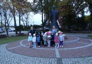 Wspólne zdjęcie grupy Jeżyki pod pomnikiem Jana Pawła II