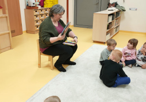 Pani Wiola z Biblioteki w Kleszczowie odwiedziła nasze przedszkole