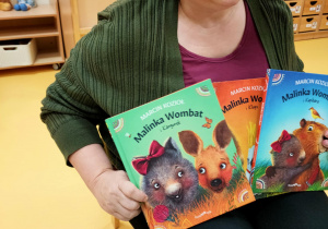 Pani Wiola prezentuje dzieom ksiązki, które dla nich wybrała.