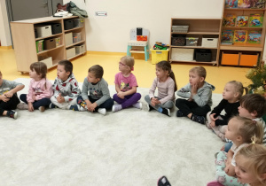 Dzieci słuchają opowiadania.