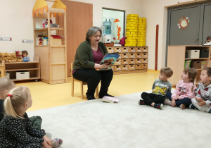 Pani Wiola czyta dzieciom opowiadanie o Malince Wombat
