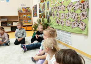 Dzieci słuchaja opiowiadania.