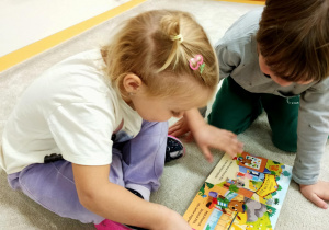 Dzieci oglądają książki.