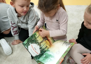 Dzieci oglądają książki