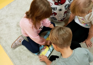 Dzieci oglądają książki