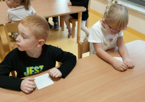 Dzieci otrzymały kartę członkowstwa Dyskusyjnego klubu książki