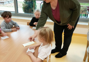 Dzieci otrzymały naklejki od Pani Wioli