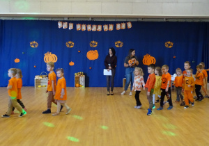 Dzieci wchodzą na salę