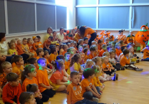 Dzieci na pomarańczowo