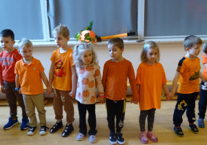 Dzieci się ustawiły do zabawy