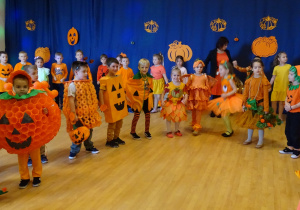 Dzieci przebrane w stroje