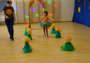 Dziewczynka prezentuje strój