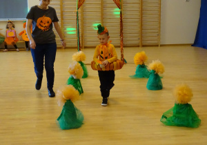 Chłopiec w stroju dyni