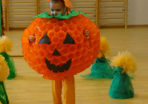 Chłopiec w przebraniu dyni