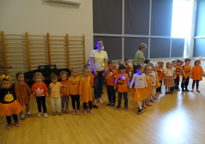 Dzieci ustawiają się