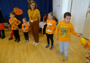 Starszaki podają dynię