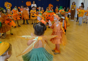 Dzieci pokazują ruchy do tańca