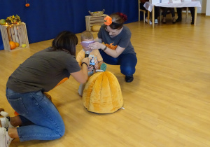 Chłopiec zgaduje z zamkniętymi oczami