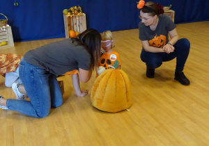 Dziewczynka odgaduje dary jesieni