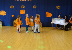 Dzieci odgadują zagadki