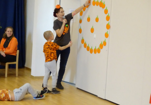 Chłopiec odgaduje zagadkę