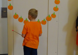 Chłopiec wskazuje zagadkę