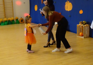 Dziewczynka dostaje nagrodę