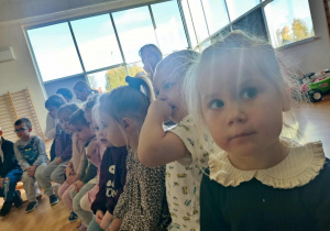 dzieci słuchaj opowiadania o mrowkach