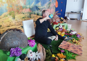 dzieci słuchaj opowiadania o mrowkach