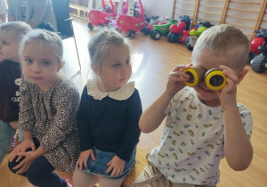 dzieci słuchaj opowiadania o mrowkach