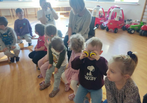 dzieci słuchaj opowiadania o mrowkach