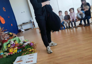 dzieci słuchaj opowiadania o mrowkach