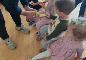 dzieci słuchaj opowiadania o mrowkach