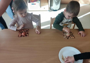 dzieci roba mrowisko