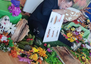 dzieci słuchaj opowiadania o mrowkach