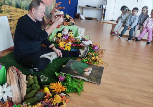 dzieci słuchaj opowiadania o mrowkach