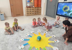 dziewczynka zbiera korale