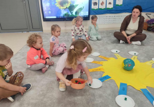 dziewczynka zbiera korale