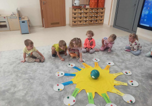 dziewczynka zbiera korale