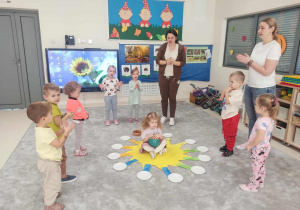 dziewczynka zbiera korale