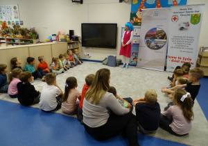 02 Wróżka opowiada dzieciom jak zachować się w trudnych sytuacjach